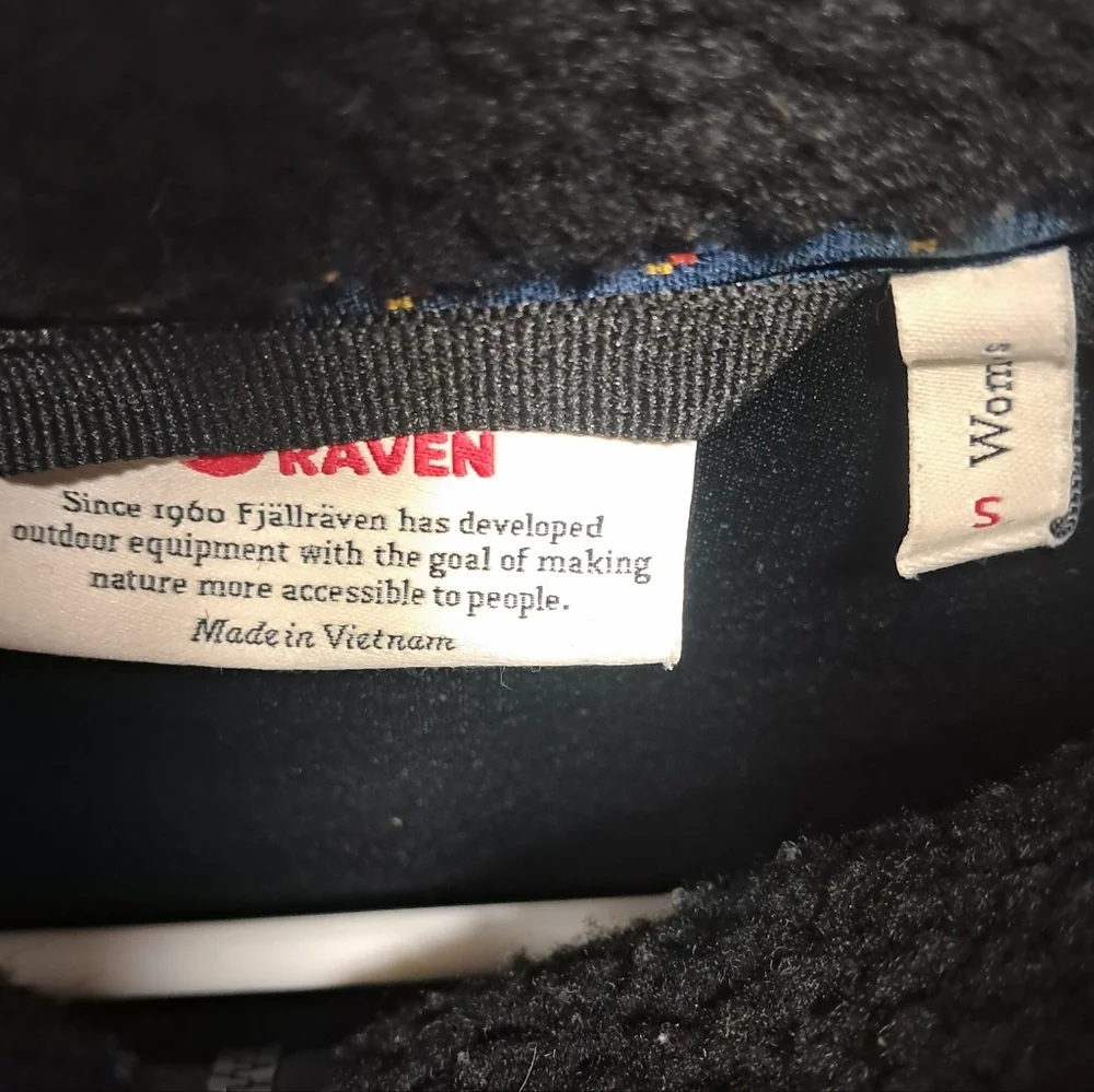 Fjallraven Black Fleece Jacket - Picture 6 of 6